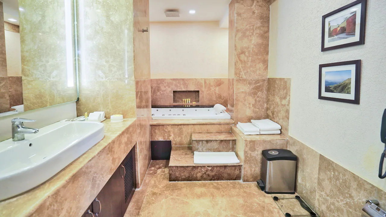 Centric Suite, 1 King Bed, Balcony2