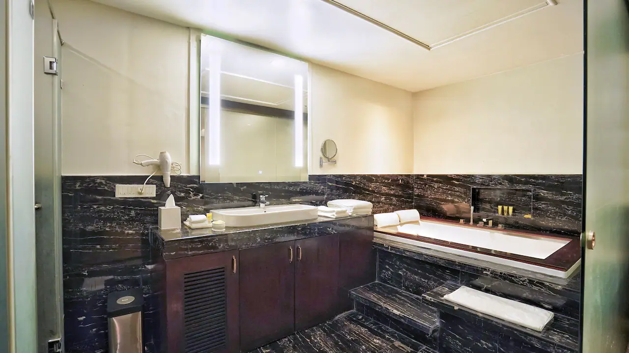 Deluxe Suite, 1 King Bed2